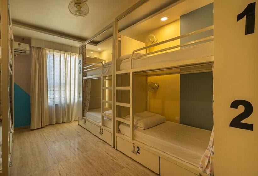 تختخواب در اتاق مشترک, Moustache Rishikesh Luxuria