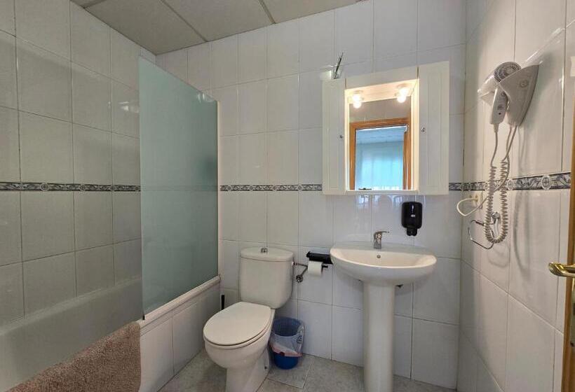 Номер Стандарт Трехместный, Hostal Alfil