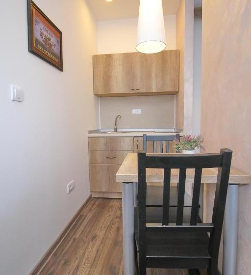 استودیوی استاندارد, All Seasons Residence