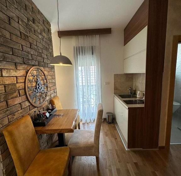 استودیوی لوکس, All Seasons Residence