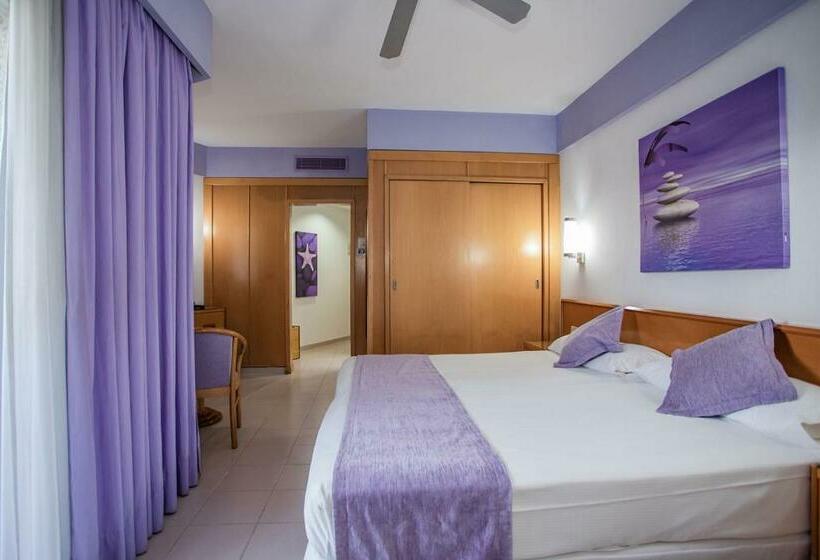 Quarto Triplo Estandar com Sacada, Servatur Don Miguel - Adults Only