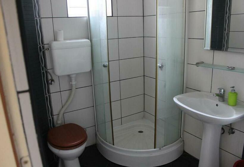اتاق استاندارد سه تخته با سرویس بهداشتی مشترک, Central Station Private Rooms