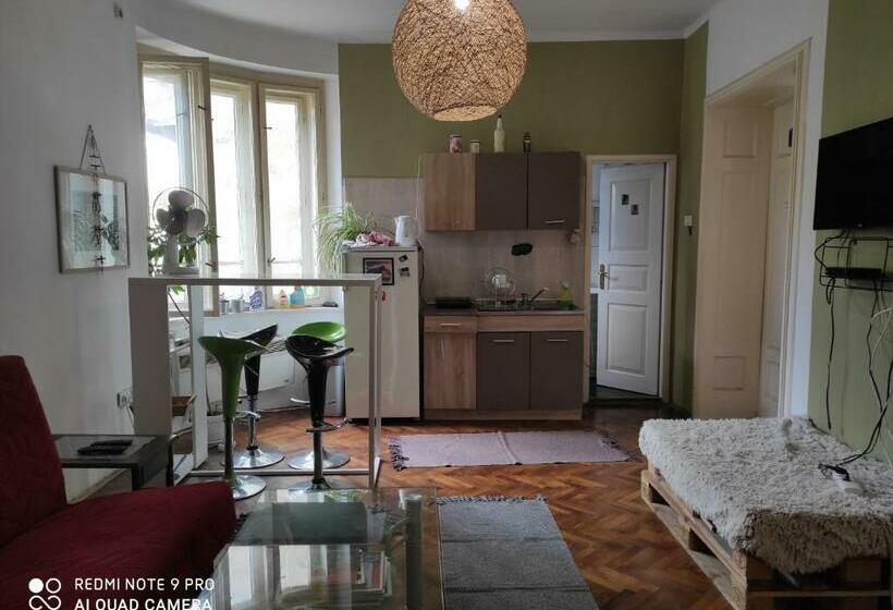 חדר סטנדרט לשלושה עם חדר אמבטיה משוף, Central Station Private Rooms