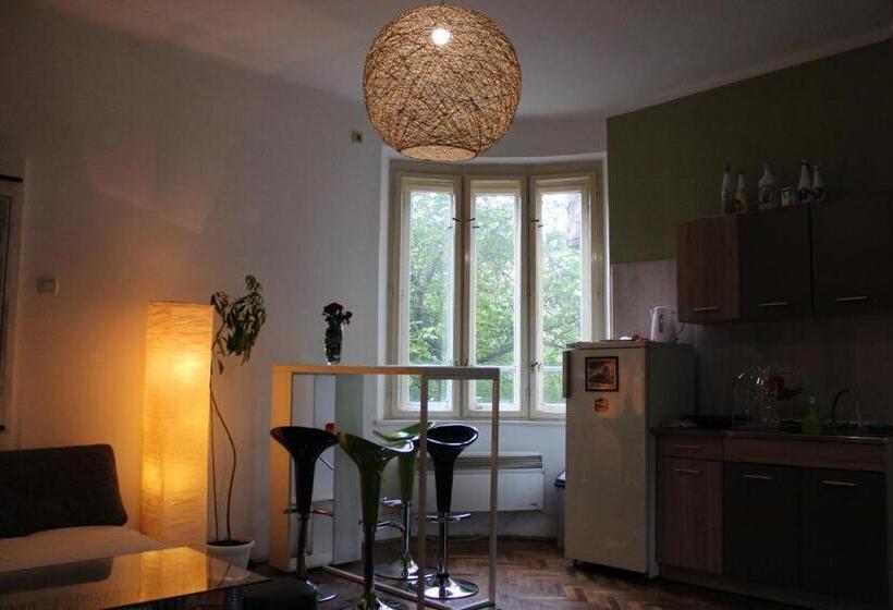 חדר סטנדרט לשלושה עם חדר אמבטיה משוף, Central Station Private Rooms