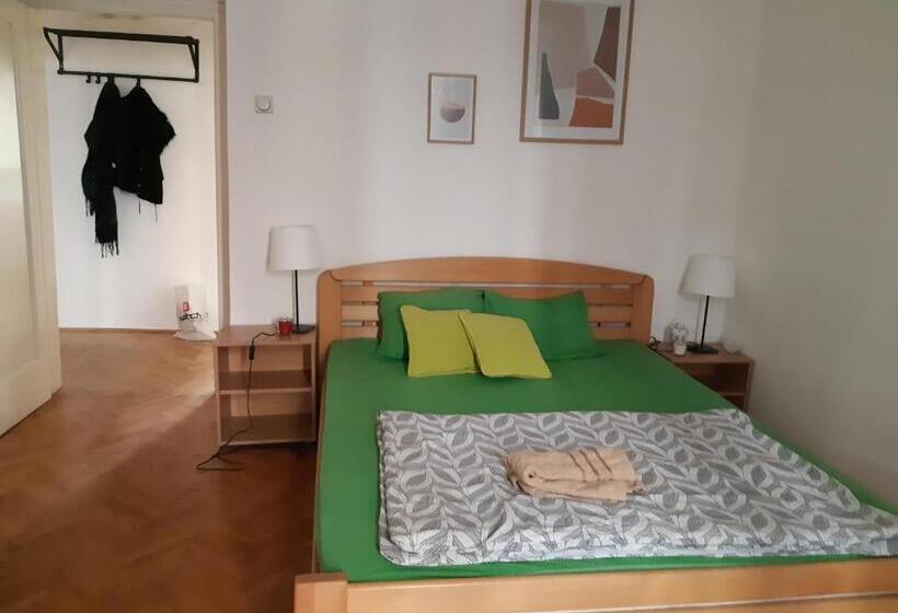 اتاق استاندارد سه تخته با سرویس بهداشتی مشترک, Central Station Private Rooms