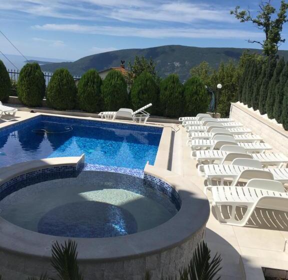 ویلای یک اتاق خوابه با استخر شنا, Villa Rakhimov