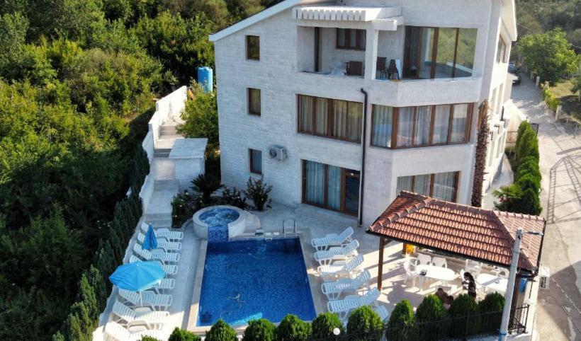 ویلای یک اتاق خوابه با استخر شنا, Villa Rakhimov