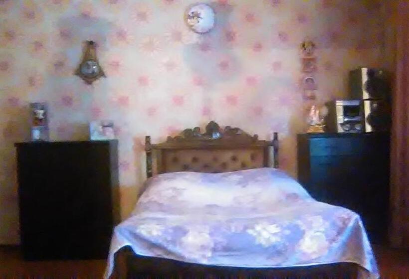 اتاق ساده سه‌ نفره, Kazbegi 1
