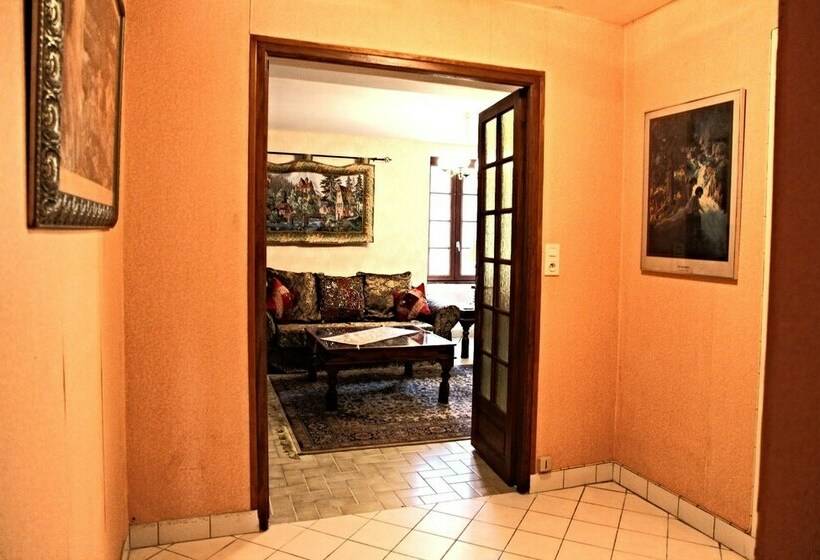 Семейные Апартаменты, The Storyteller Apartment Chateau Le Mur