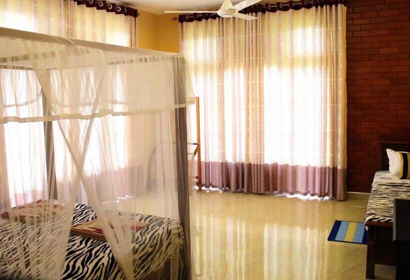 Трехместный Номер Стандарт с Балконом, Club Villa