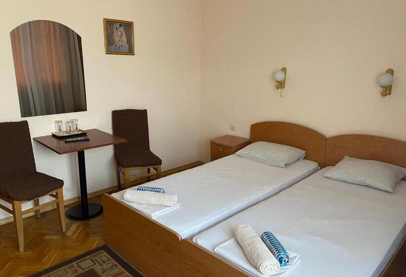 Номер Стандарт Трехместный, Family Hotel May
