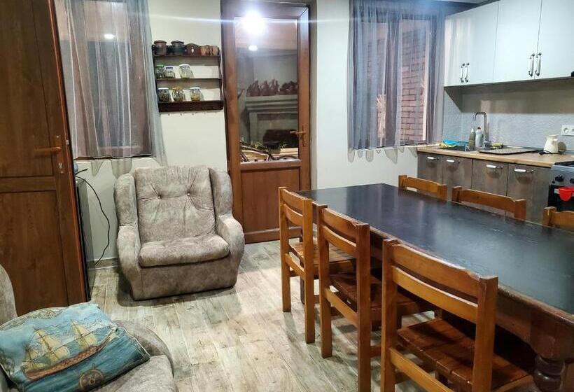 اتاق خانوادگی, Guest House Agmashenebeli 229