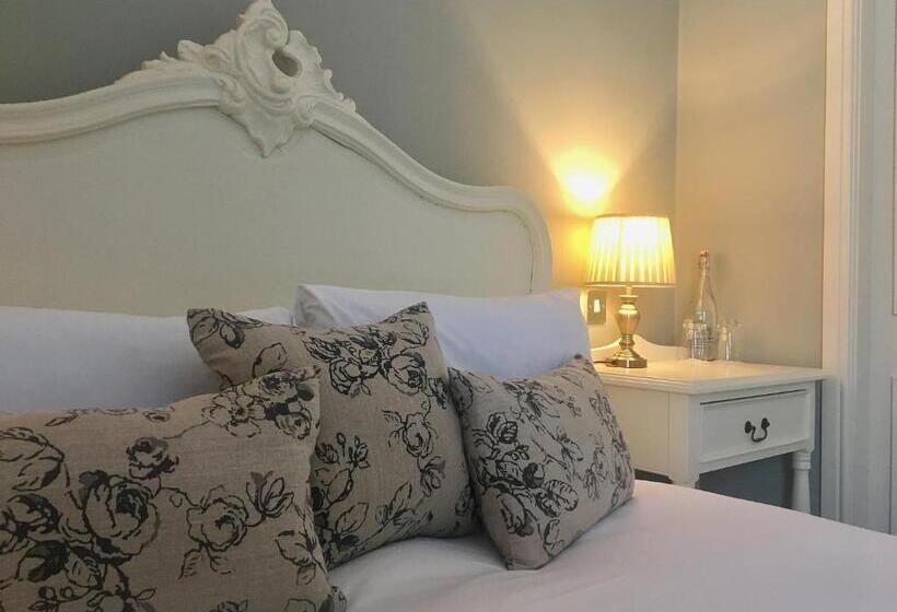 اتاق استاندارد سه نفره, Conyngham Arms Hotel