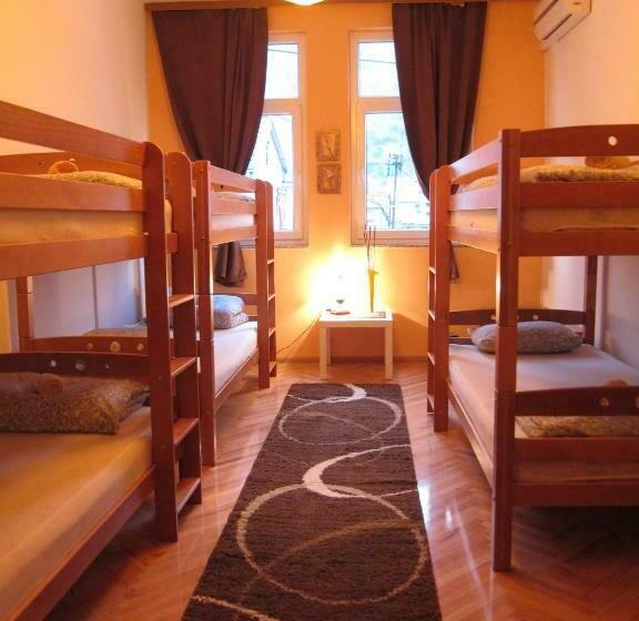 تختخواب در اتاق مشترک, Hostel Taso's House