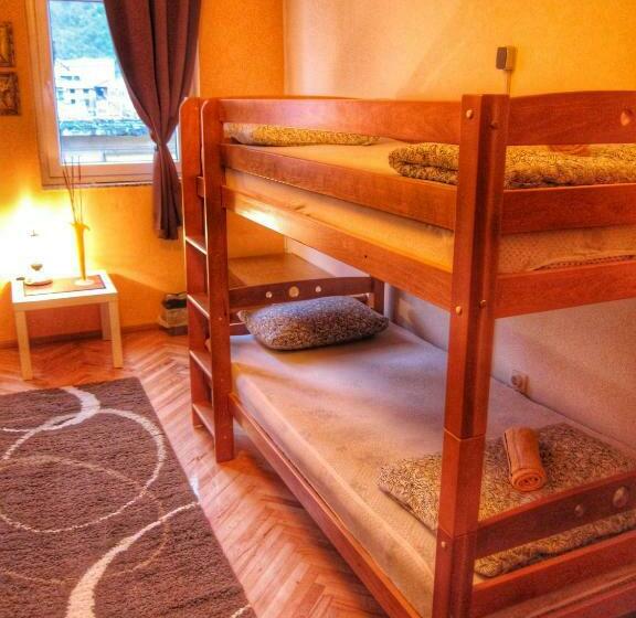 تختخواب در اتاق مشترک, Hostel Taso's House