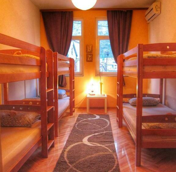 تختخواب در اتاق مشترک, Hostel Taso's House