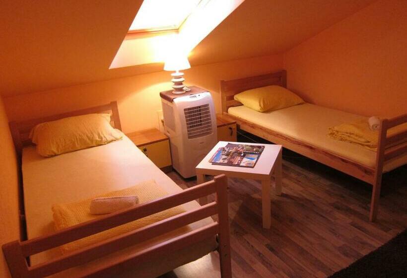 تختخواب در اتاق مشترک, Hostel Taso's House