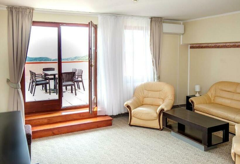 Family Suite, Narád