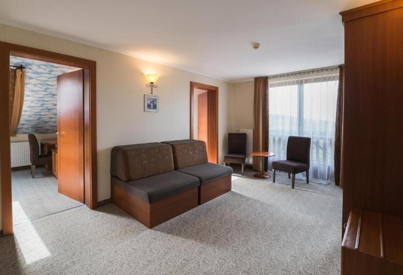 Family Suite, Narád