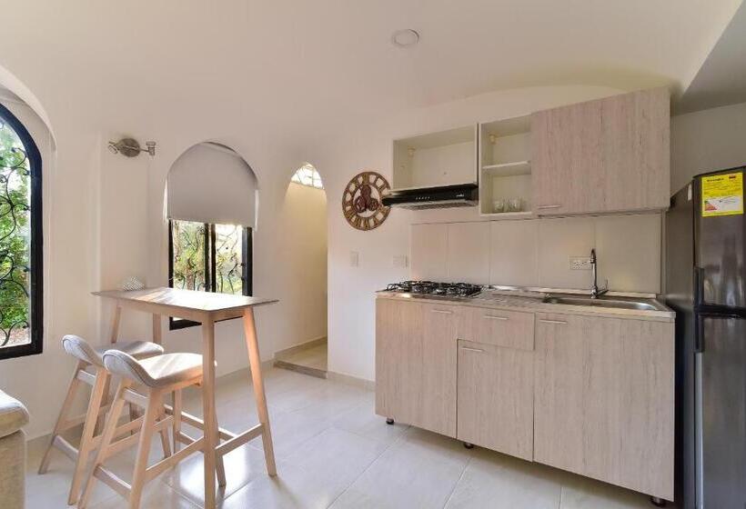 استودیوی استاندارد, Aldea Bella Boutique