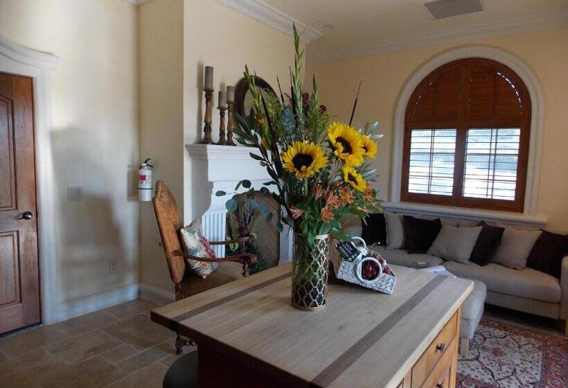 Люкс Повышенной Комфортности, Thorn Hill Vineyards Villa Suites