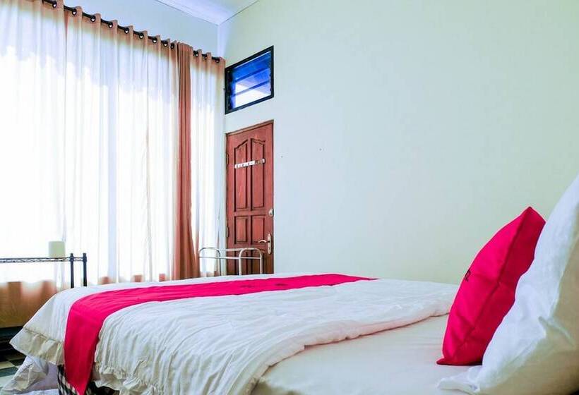 Номер Deluxe, Reddoorz Near Stab Syailendra Kopeng