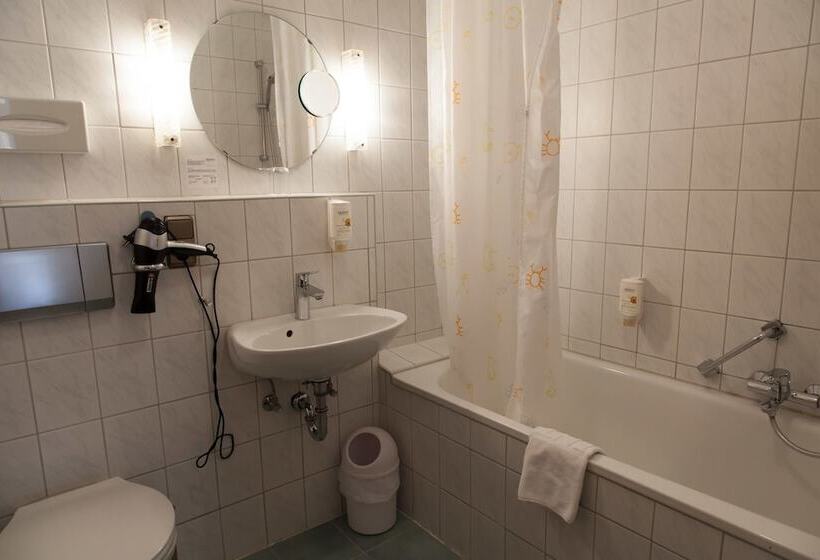 Quarto Triplo Estandar, Akzent Hotel Schranne