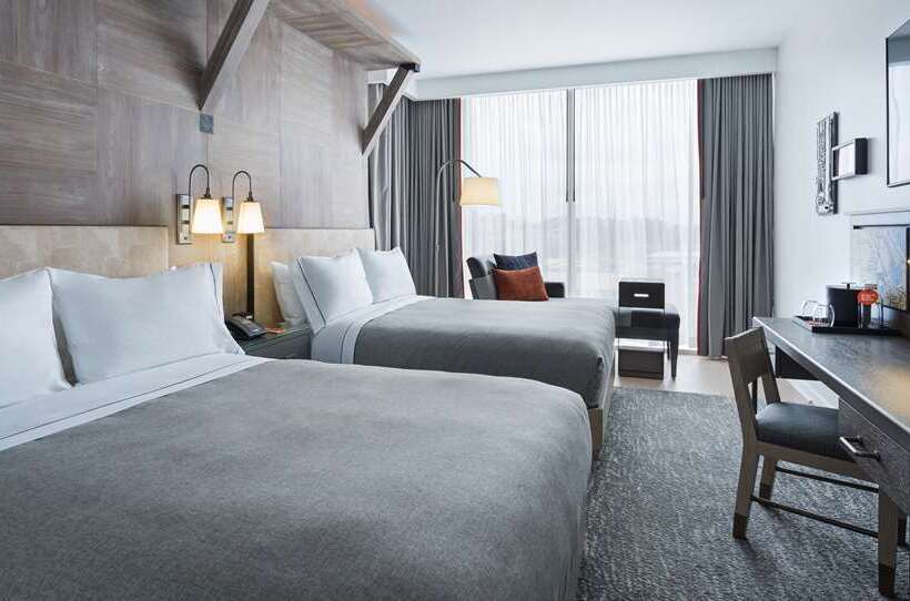 Номер Deluxe, Hilton Vancouver Metrotown