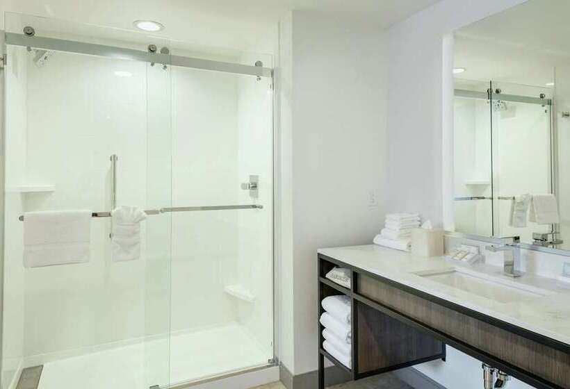 Номер Deluxe, Hilton Vancouver Metrotown
