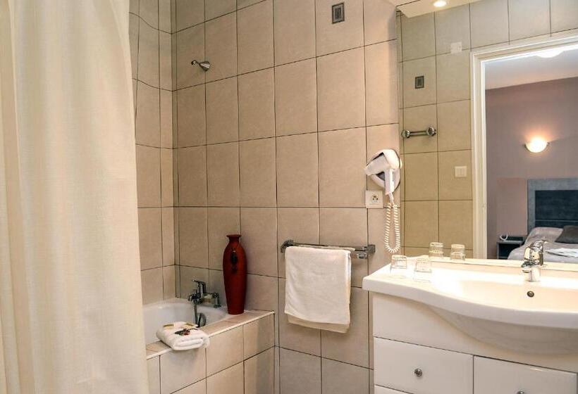 Номер Стандарт Трехместный, Logis Hôtel Andreinia & Cabanes