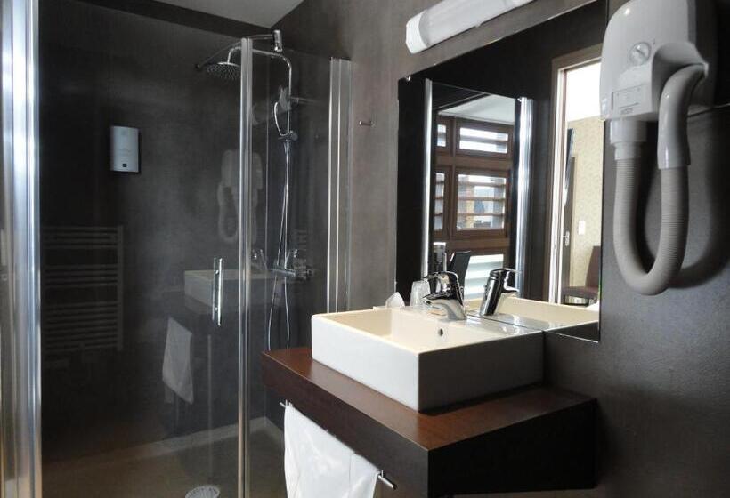 غرفة قياسية ثلاثية, Logis Hôtel Le Vert Galant