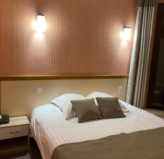 Номер Стандарт Трехместный, Logis Hotel Restaurant Des Voyageurs