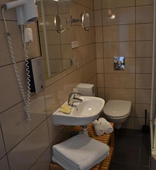 Номер Стандарт Трехместный, Hôtel La Porte Saint Pierre Logis Hôtel Intra Muros
