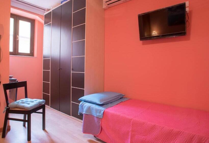 Номер Стандарт Трехместный, Juliette Rooms