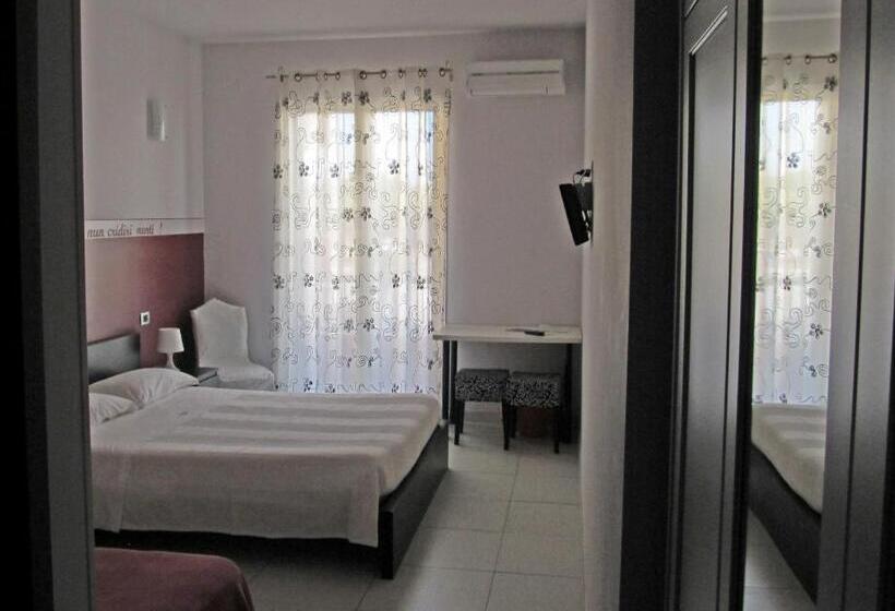 اتاق استاندارد سه تخته با بالکن, B&b Persi Nel Sud