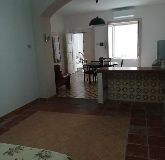 استودیوی استاندارد, La Casa Di Astrea