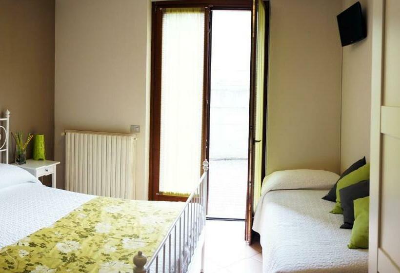 اتاق استاندارد سه نفره, Alexander Rooms