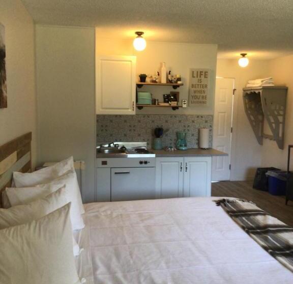 Номер Deluxe Кровать Кинг, Christina Lake Motel And Rv Park