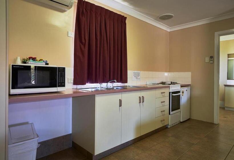 اتاق خانوادگی, Jefferys Motel