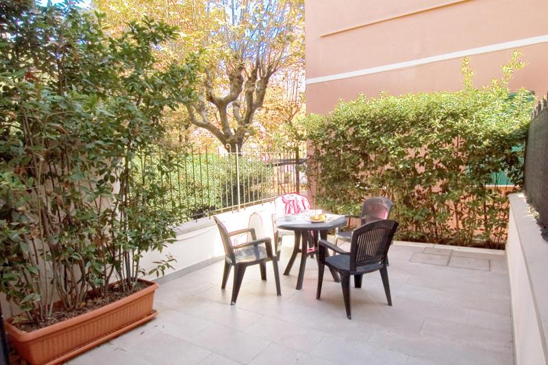 استودیوی استاندارد, Residence Ascot