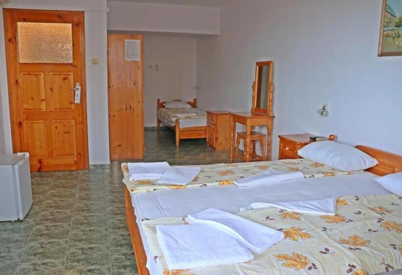 Трехместный Номер Стандарт с Балконом, Guest House Kostadinovi