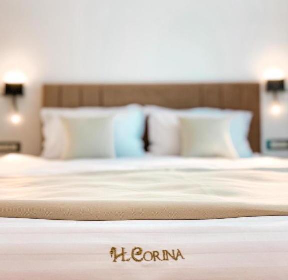 اتاق لوکس, Corina