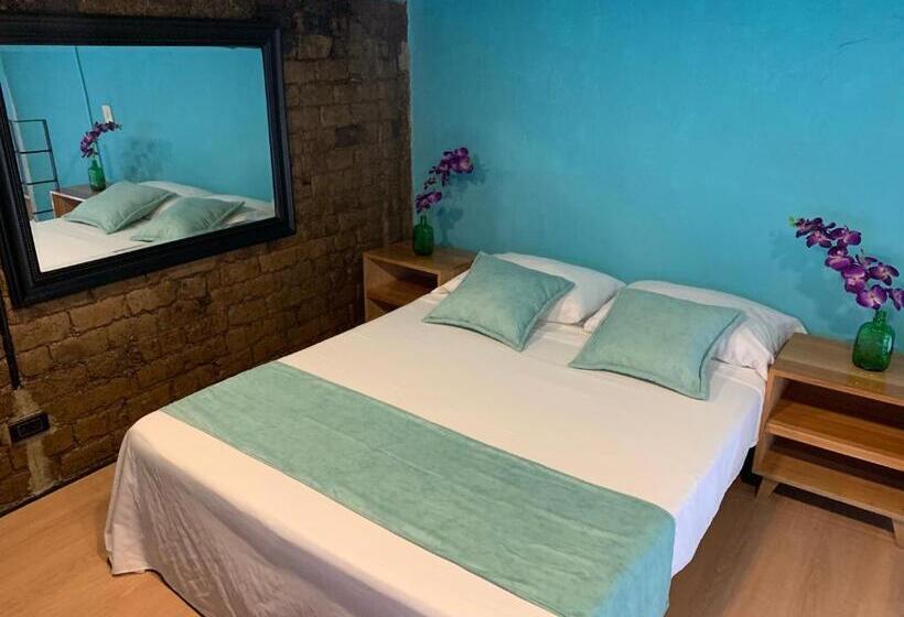 إستوديو سوبيريور, Moonshine Boutique Hostal