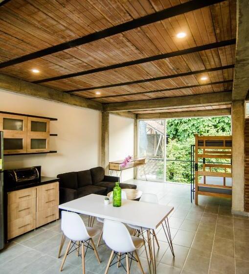 جناح, Moonshine Boutique Hostal