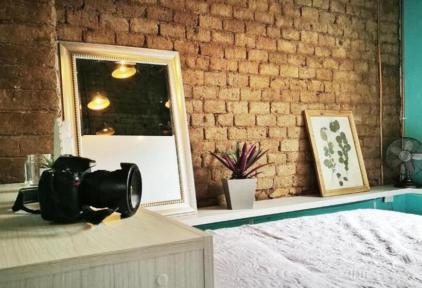 إستوديو ديلوكس, Moonshine Boutique Hostal