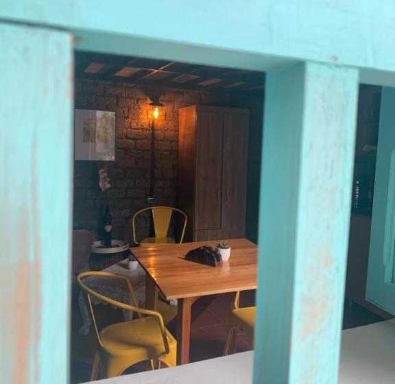 إستوديو سوبيريور, Moonshine Boutique Hostal