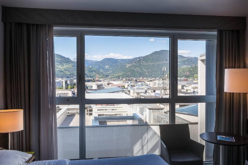 اتاق اجرایی با تخت بزرگ, Four Points Sheraton Bolzano Bozen