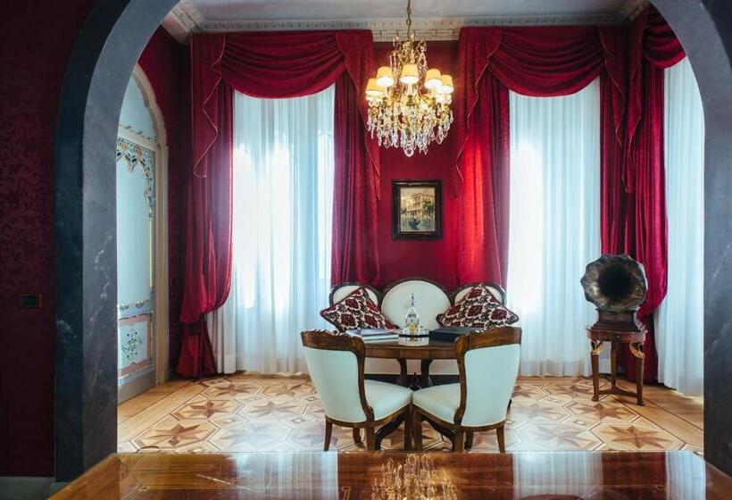 Suite with lake view, Relais & Chateaux Villa Crespi