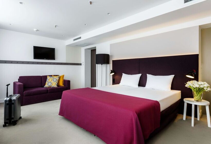 سوییت جونیور, Azimut Hotel St Petersburg