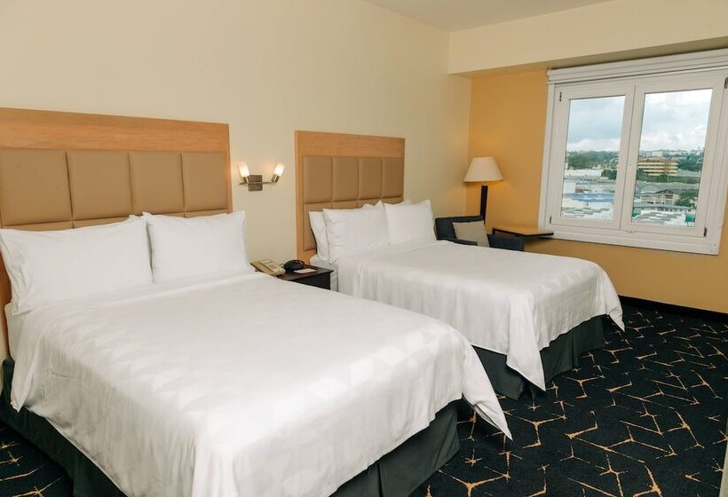 带2个双人床的标准工作室, Holiday Inn San Salvador, An Ihg